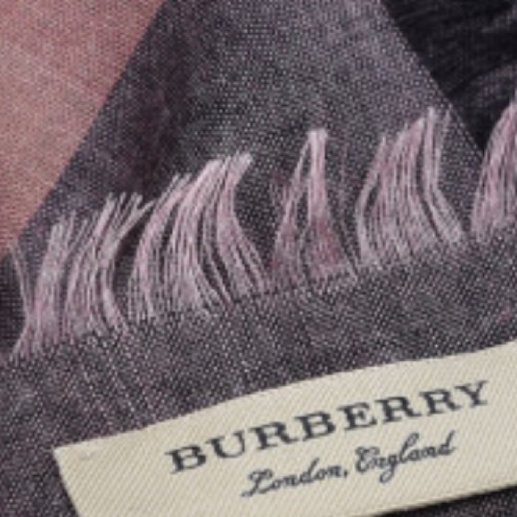 Burberry
Relaxed Mega Check Square Scarf 55” x 55 frayed edges - Picture 13 of 13
